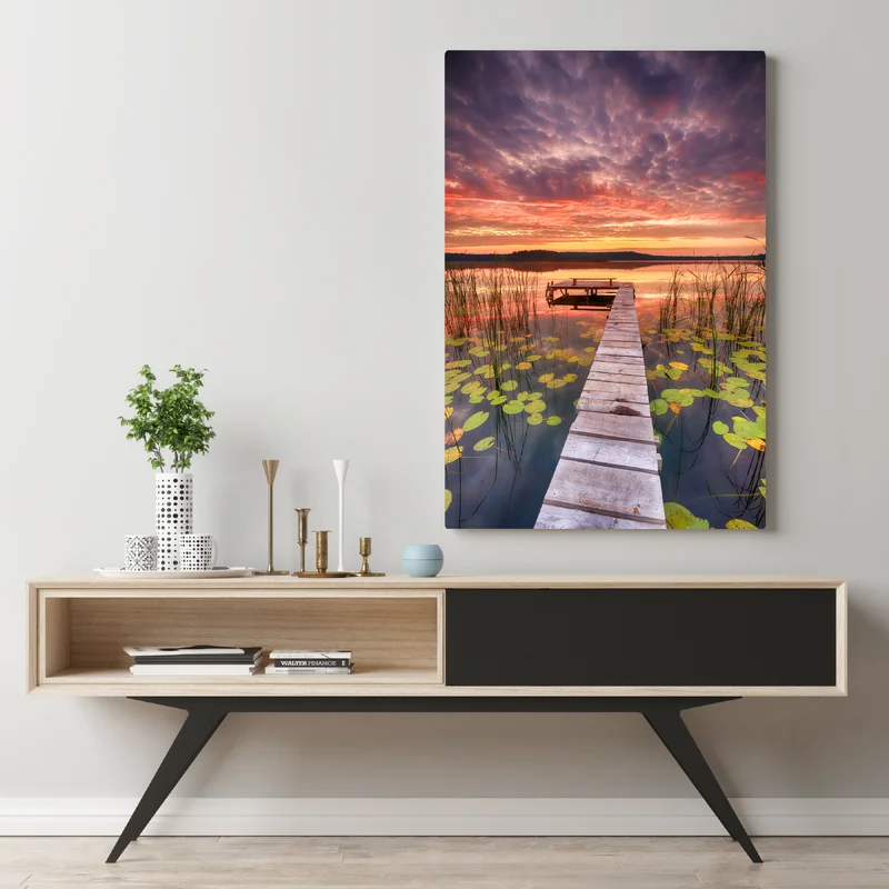 Leinwandbild sonnenaufgang über ruhigem see mit steg Leinwandbild sonnenaufgang über ruhigem see mit steg