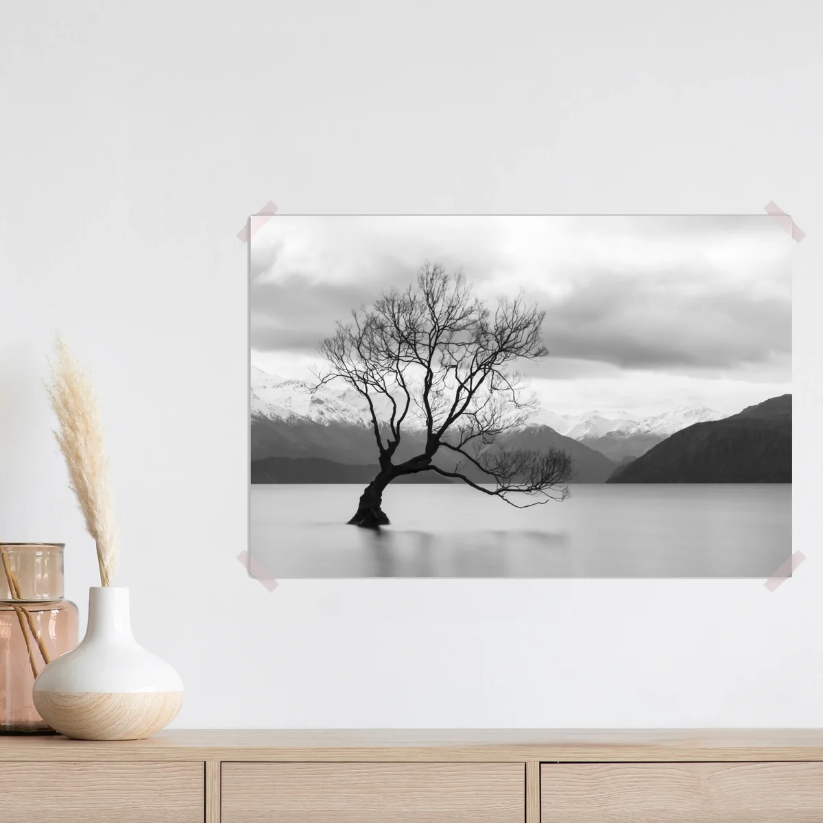 Poster einsamer baum im see in schwarzweiß Poster einsamer baum im see in schwarzweiß