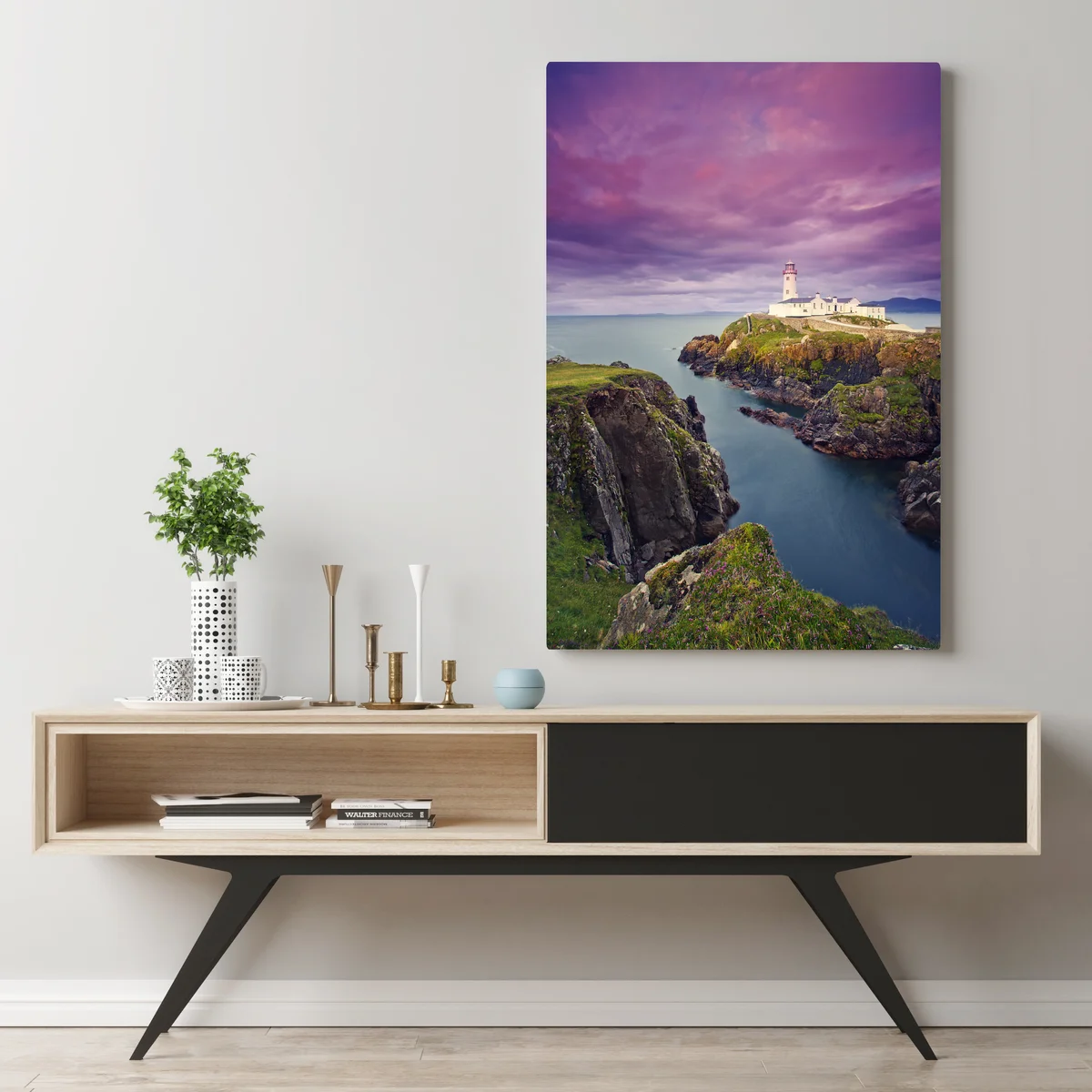Leinwandbild lila leuchtturm an steiler küste Leinwandbild lila leuchtturm an steiler küste