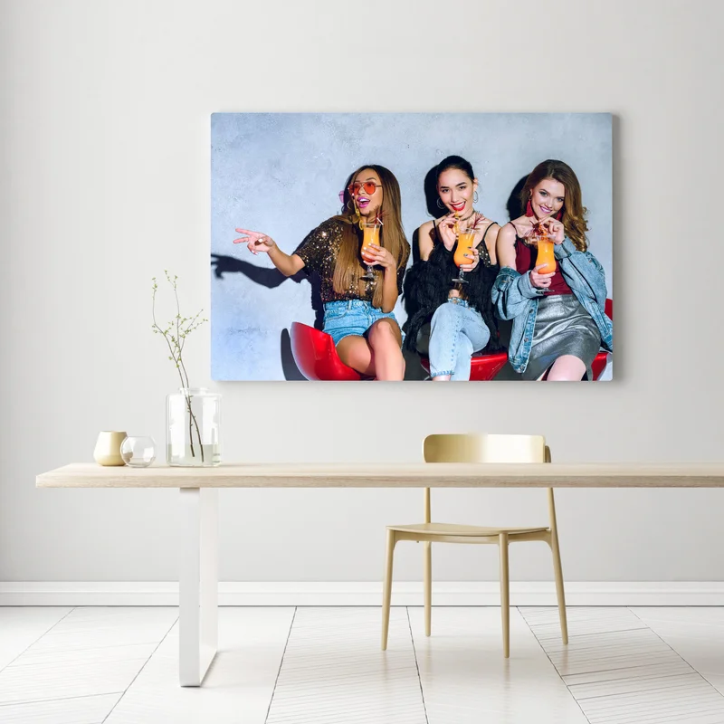 Leinwandbild glücklich stylische multiethnische Mädchen sitzen auf Barhockern und trinken Cocktails auf einer Party • Leinwandbilder bei Wallnifity® Leinwandbild glücklich stylische multiethnische Mädchen sitzen auf Barhockern und trinken Cocktails auf einer Party • Leinwandbilder bei Wallnifity®