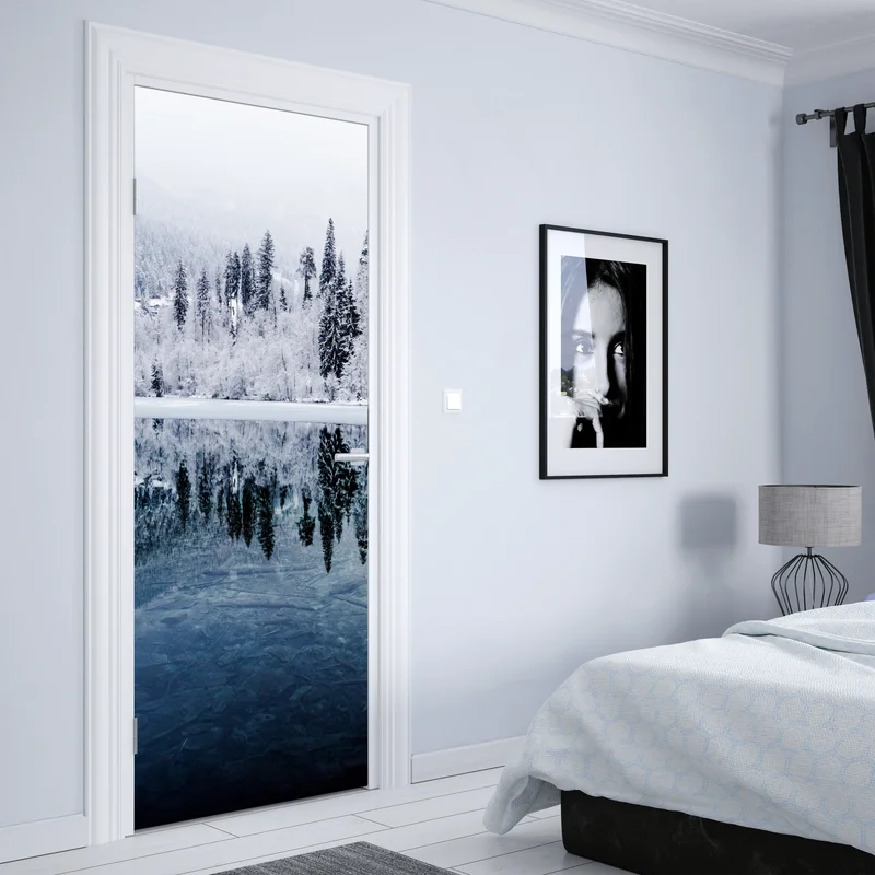 Türaufkleber winterlicher see mit spiegelung im verschneiten wald