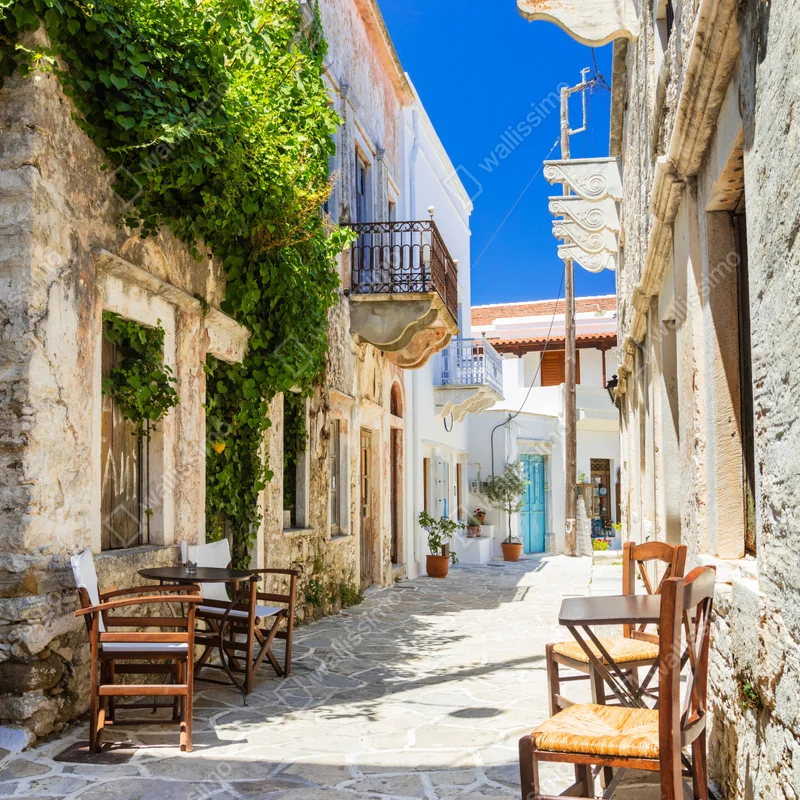Repositionierbarer Aufkleber sonnenbeschienene mediterrane gasse mit caféstühlen Repositionierbarer Aufkleber sonnenbeschienene mediterrane gasse mit caféstühlen