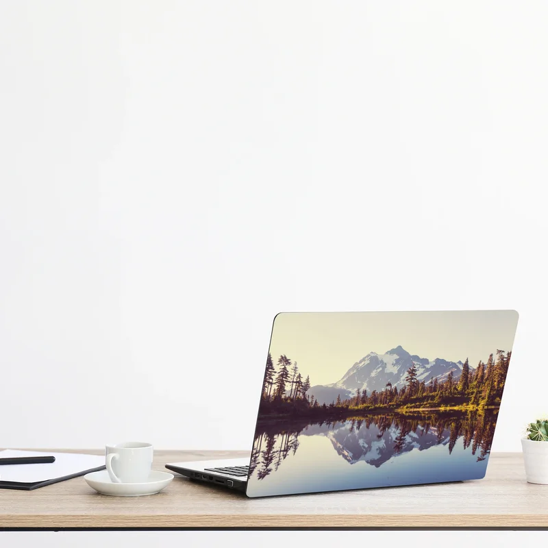 Naklejka na laptopa odbicie Mount Shuksan na górskim jeziorze