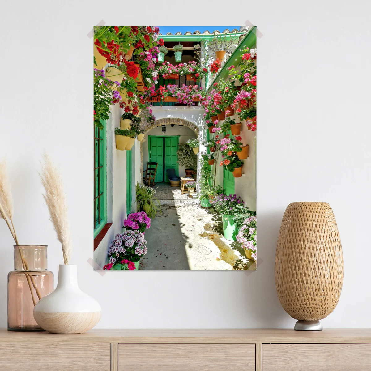 Poster sonniger innenhof mit blumen und grünen türen Poster sonniger innenhof mit blumen und grünen türen