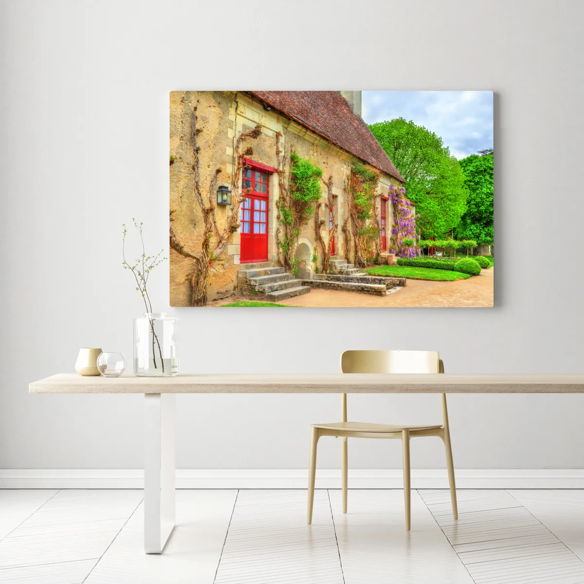 Leinwandbild reizendes landhaus mit blühender glyzinie Leinwandbild reizendes landhaus mit blühender glyzinie