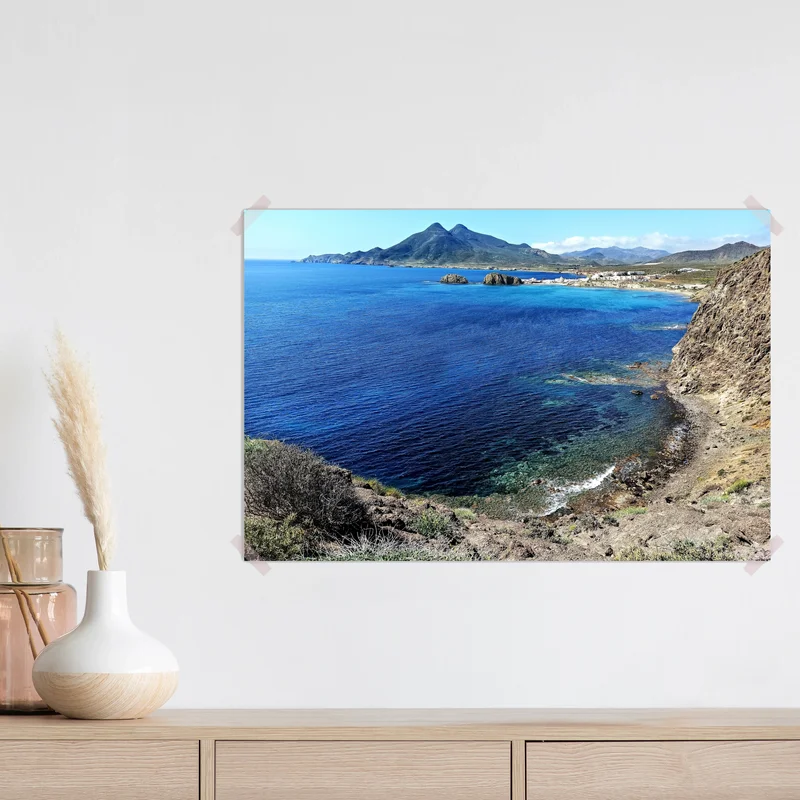 Poster ruhige blaue küstenlandschaft mit bergen • Poster bei Wallnifity® Poster ruhige blaue küstenlandschaft mit bergen • Poster bei Wallnifity®