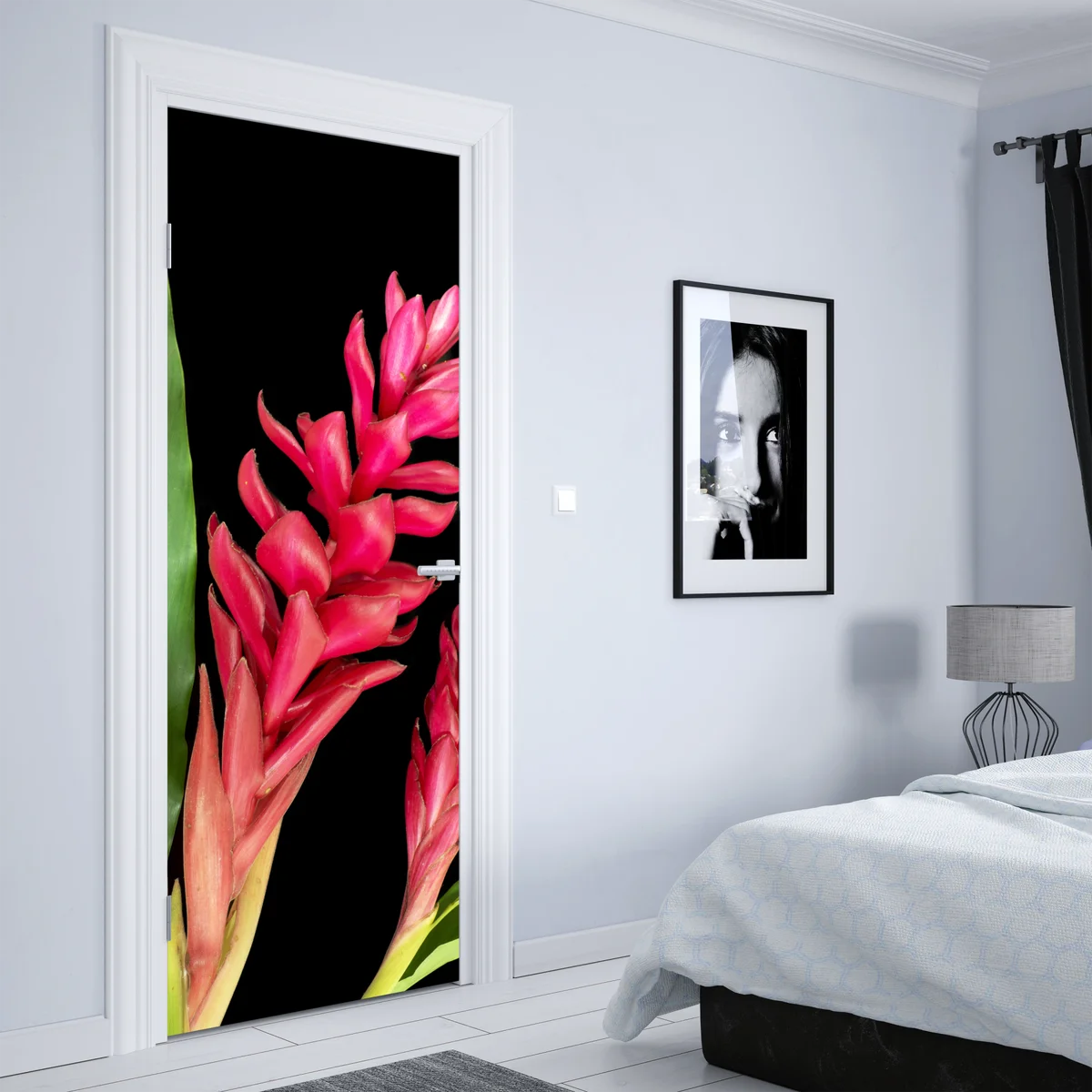 Türaufkleber leuchtende zier-ingwer-blüte auf schwarzem hintergrund Türaufkleber leuchtende zier-ingwer-blüte auf schwarzem hintergrund