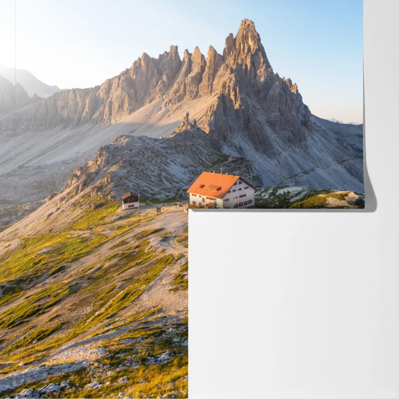 Fototapete sonnenbeschienene berghütte und alpine gipfel Fototapete sonnenbeschienene berghütte und alpine gipfel