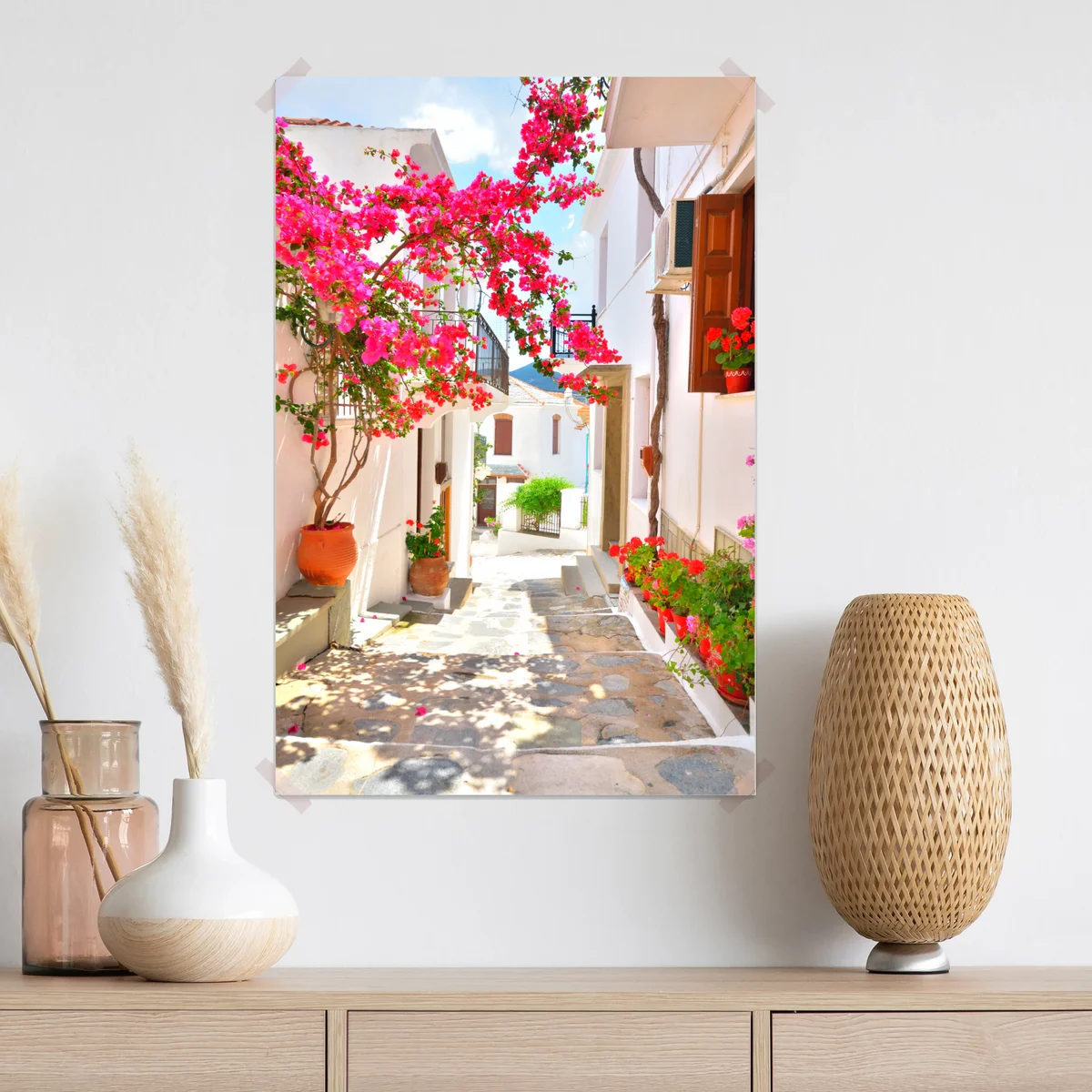 Poster sonnige mediterrane gasse mit bougainvillea Poster sonnige mediterrane gasse mit bougainvillea