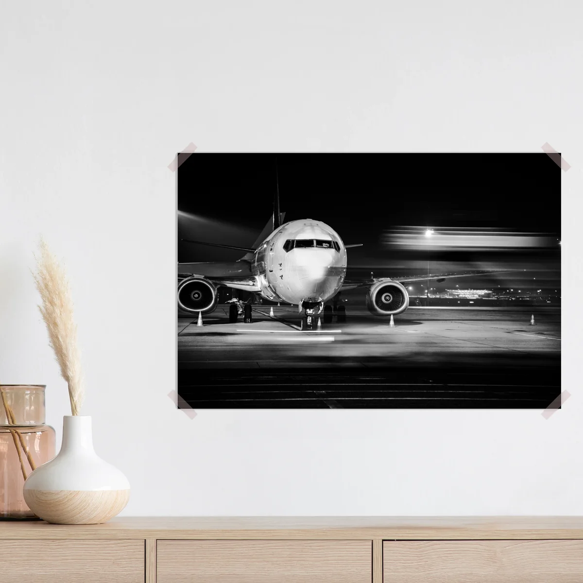 Poster monochromes jet auf dem rollfeld bei nacht Poster monochromes jet auf dem rollfeld bei nacht