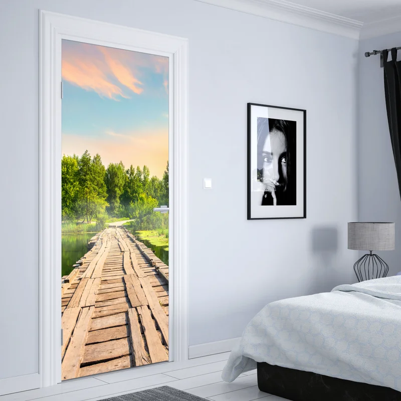 Türaufkleber sonnige hölzerne brücke über ruhigen see