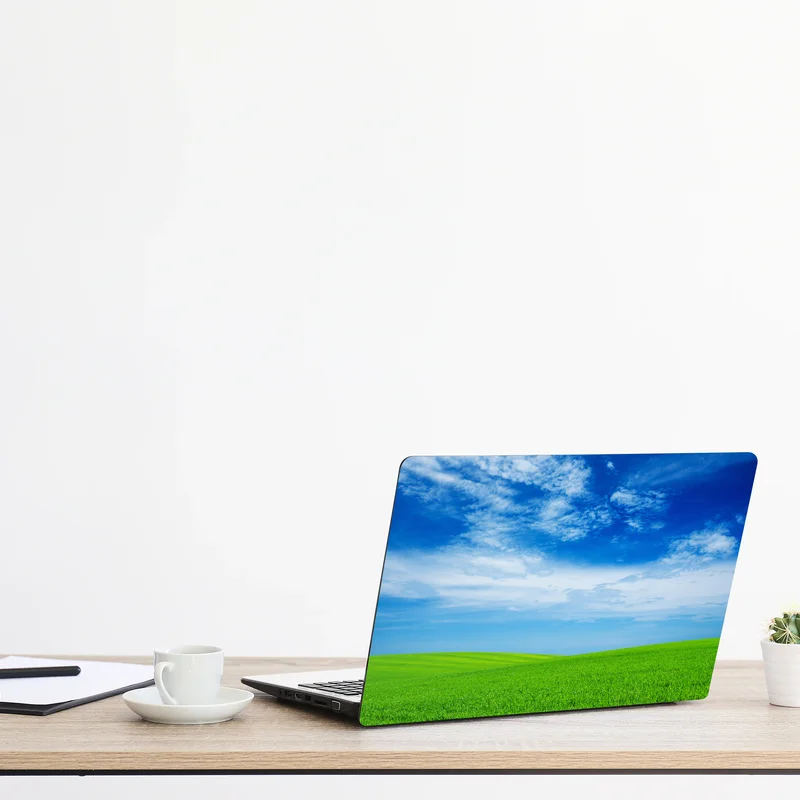 Laptop-Aufkleber grüne wiese unter blauem himmel