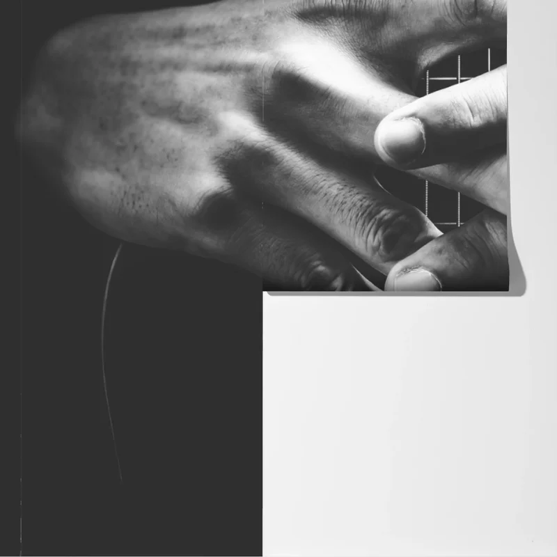 Fototapete verschränkte hände auf gitarrensaiten Fototapete verschränkte hände auf gitarrensaiten