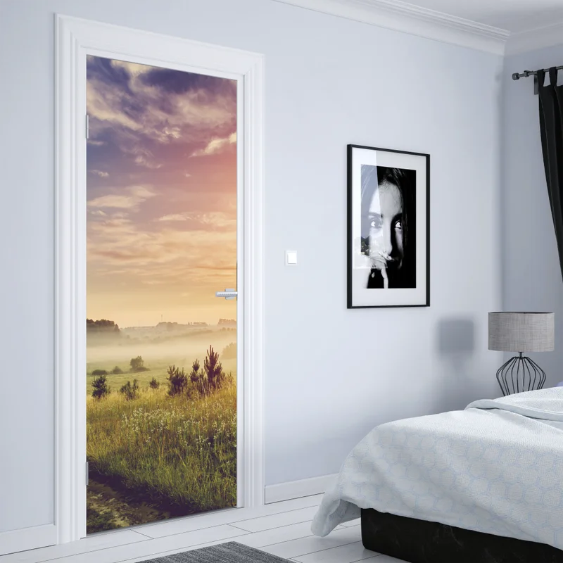 Türaufkleber nebeliger sonnenaufgang über einer ländlichen wiese