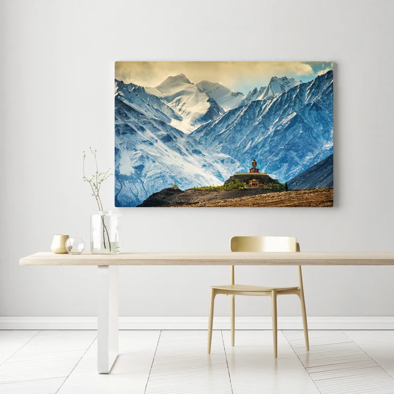 Leinwandbild majestätisches bergkloster vor schneebedeckten gipfeln Leinwandbild majestätisches bergkloster vor schneebedeckten gipfeln