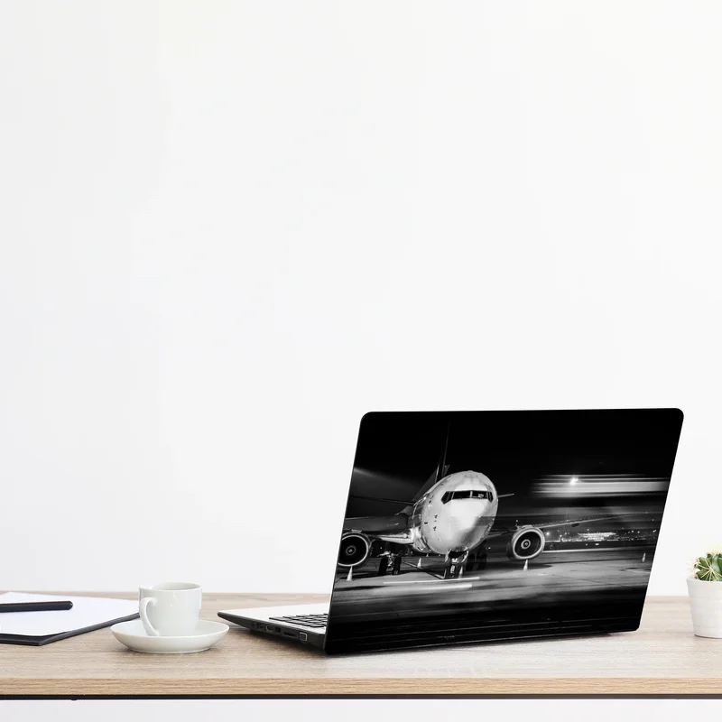 Naklejka na laptopa monochromatyczny odrzutowiec na płycie lotniska nocą