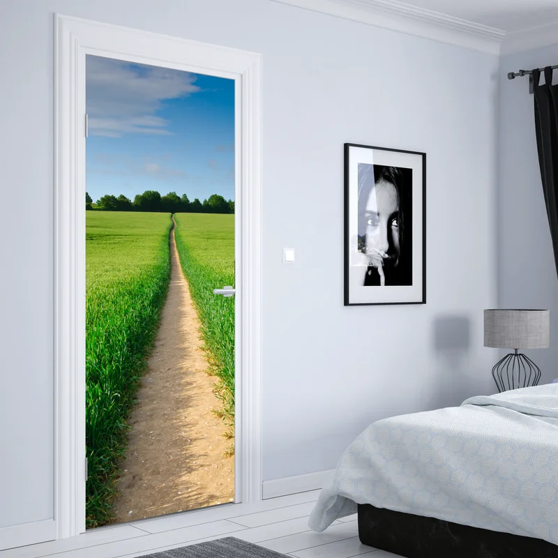 Türaufkleber sonnenbeschienener weg durch grüne wiese
