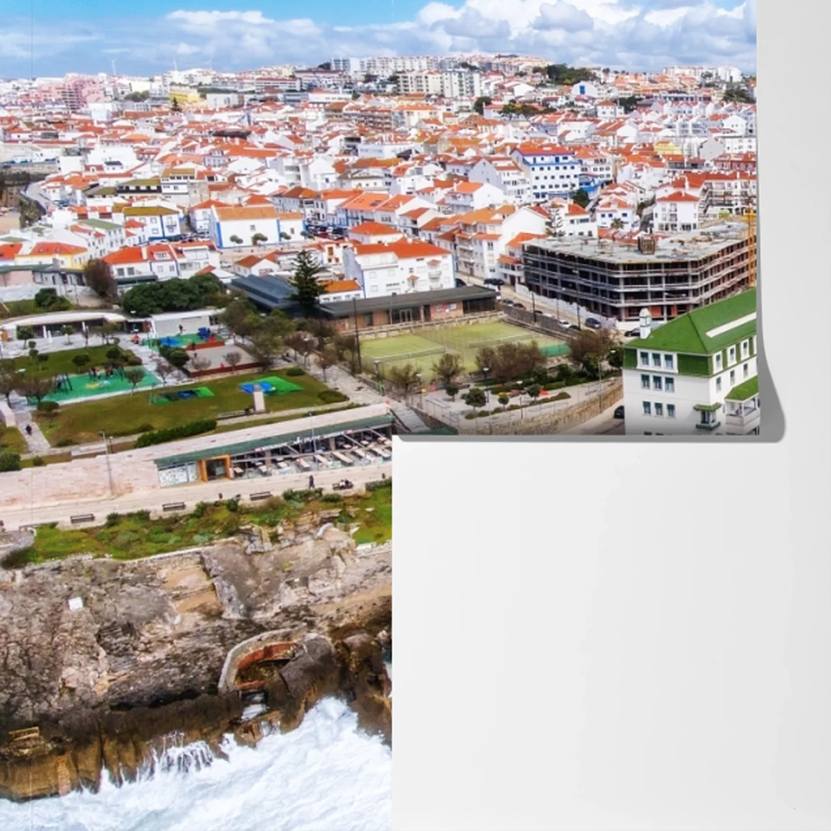 Fototapete luftaufnahme einer küstenstadt mit tosenden wellen Fototapete luftaufnahme einer küstenstadt mit tosenden wellen