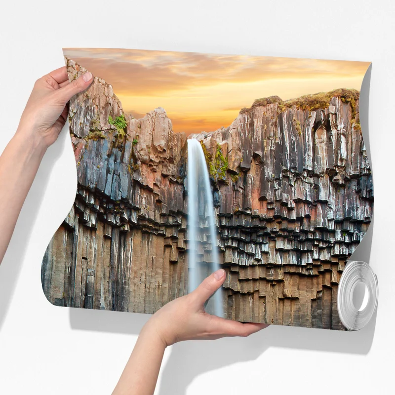 Fototapete dramatischer wasserfall zwischen basaltklippen Fototapete dramatischer wasserfall zwischen basaltklippen