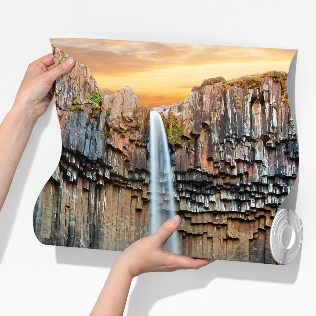 Fototapete dramatischer wasserfall zwischen basaltklippen Fototapete dramatischer wasserfall zwischen basaltklippen