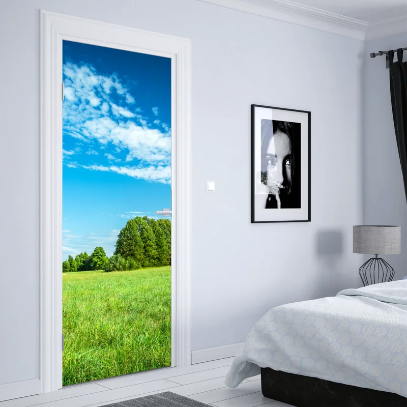 Türaufkleber sonnige grüne wiese unter blauem himmel