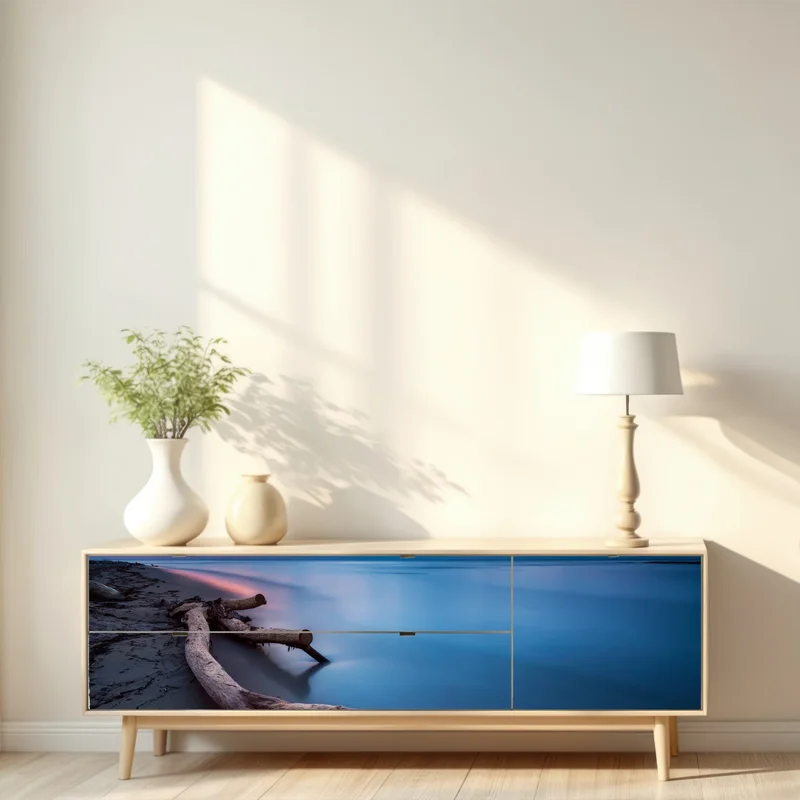 Repositionierbarer Aufkleber treibholz bei dämmerung am ruhigen strand