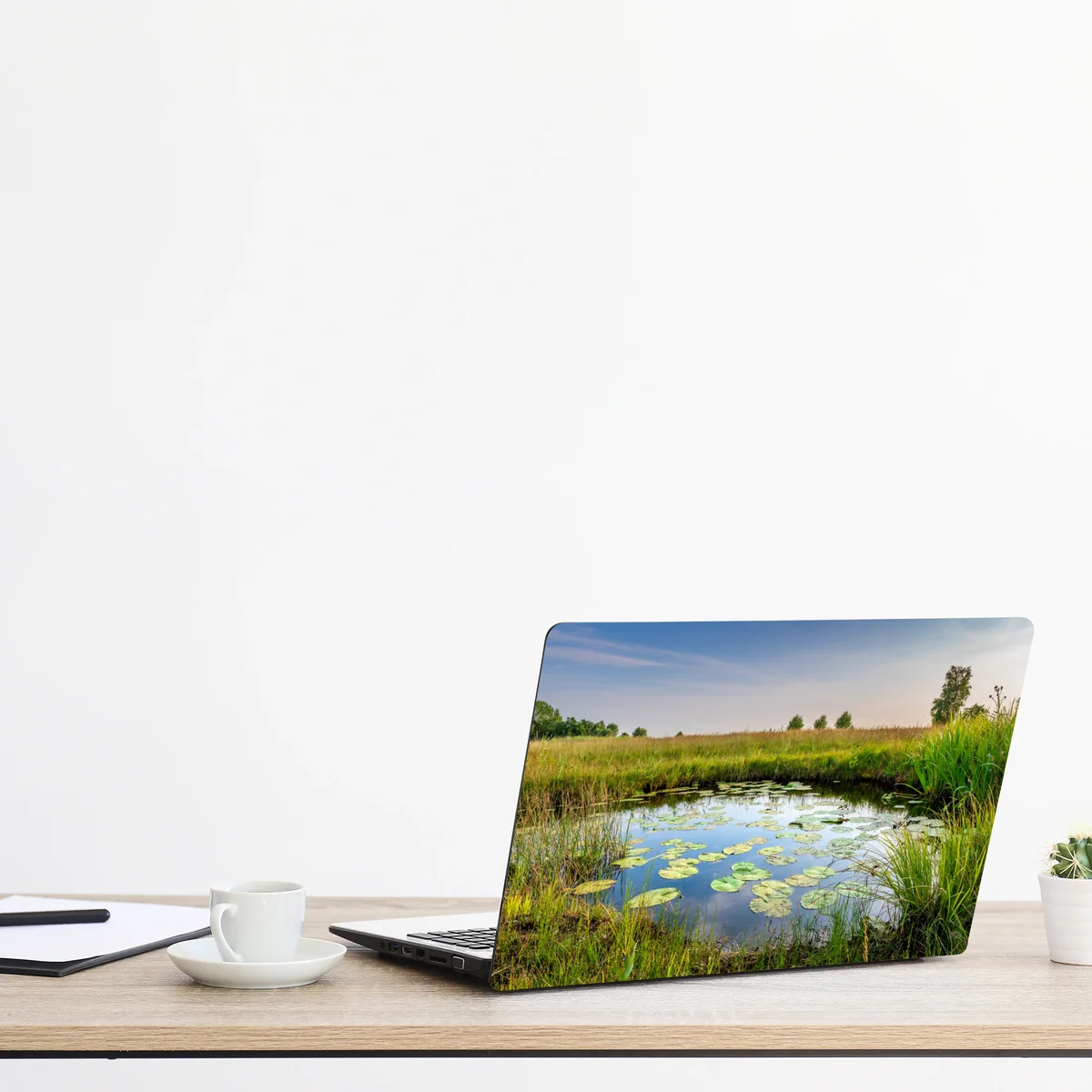 Naklejka na laptopa spokojny staw z grążelami na łące Naklejka na laptopa spokojny staw z grążelami na łące