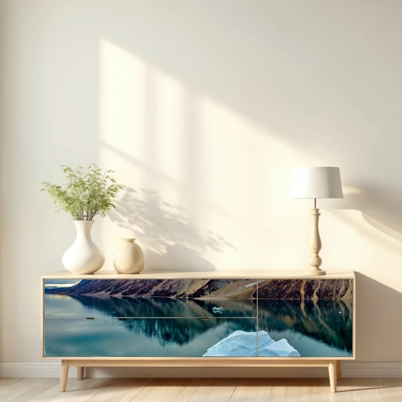 Repositionierbarer Aufkleber eisberg und bergreflexionen in türkisfarbenem wasser Repositionierbarer Aufkleber eisberg und bergreflexionen in türkisfarbenem wasser