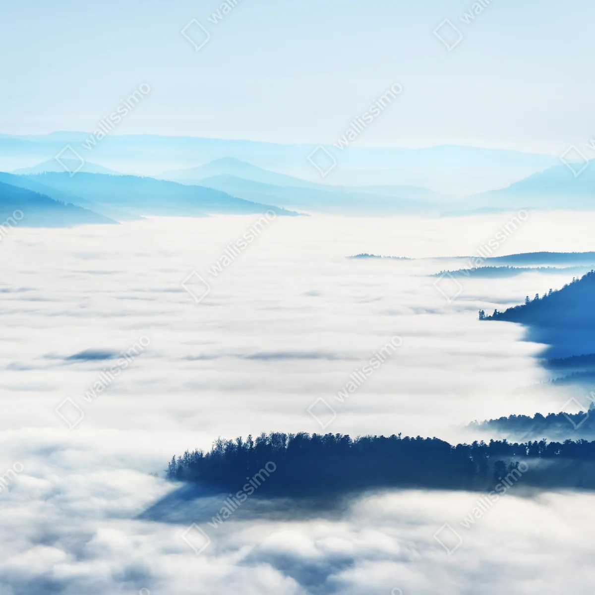 Fensteraufkleber neblige bergpanorama über dem tal Fensteraufkleber neblige bergpanorama über dem tal