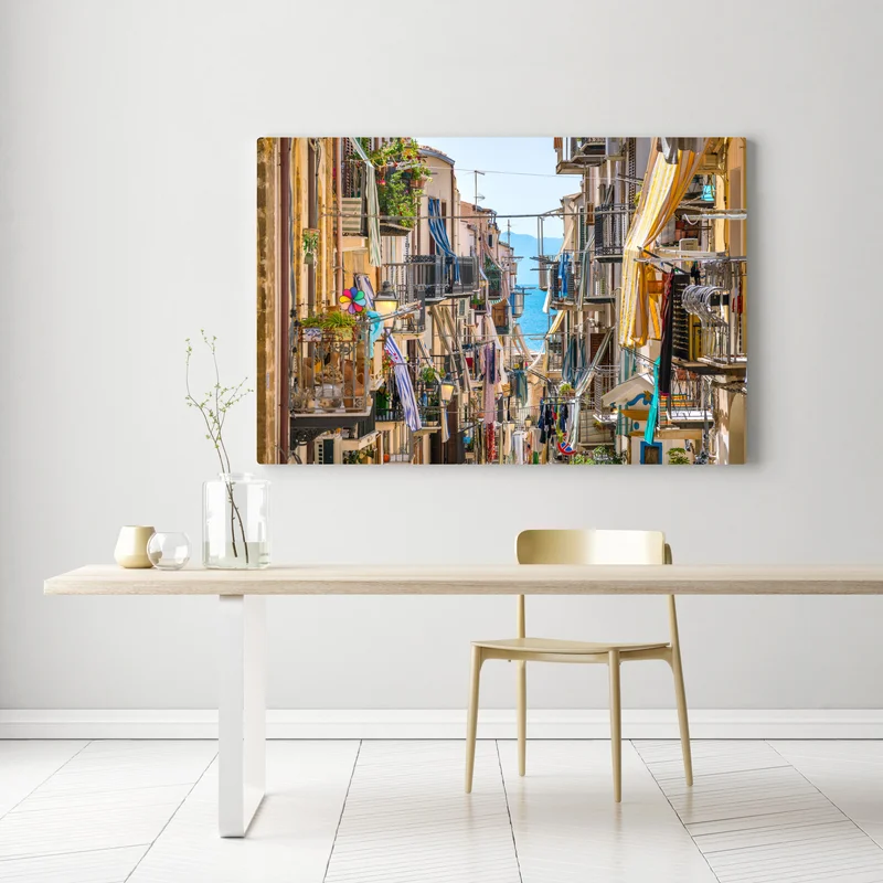 Leinwandbild sonnige gasse mit meerblick und balkonen Leinwandbild sonnige gasse mit meerblick und balkonen