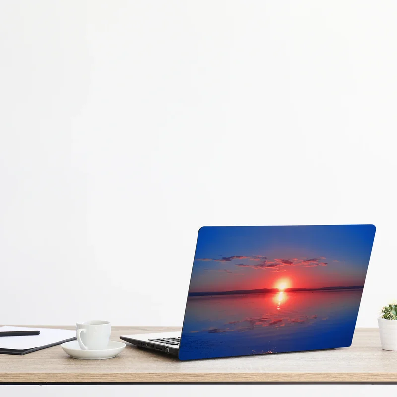 Laptop-Aufkleber sonnenuntergang über ruhigem meer mit lebendiger spiegelung Laptop-Aufkleber sonnenuntergang über ruhigem meer mit lebendiger spiegelung