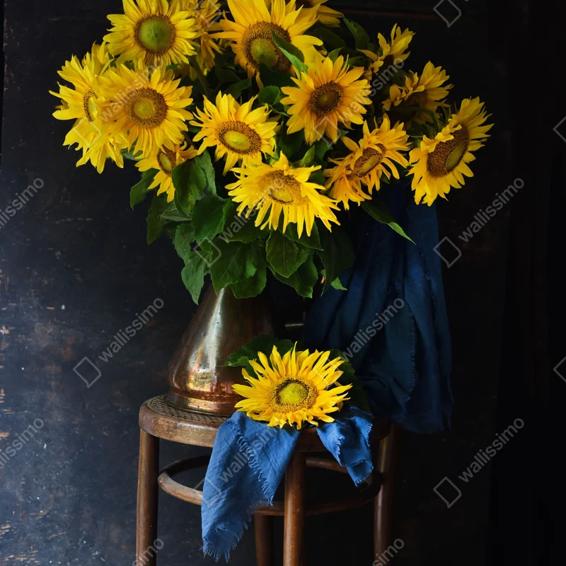 Repositionierbarer Aufkleber leuchtender sonnenblumenstrauß auf vintage-hocker Repositionierbarer Aufkleber leuchtender sonnenblumenstrauß auf vintage-hocker