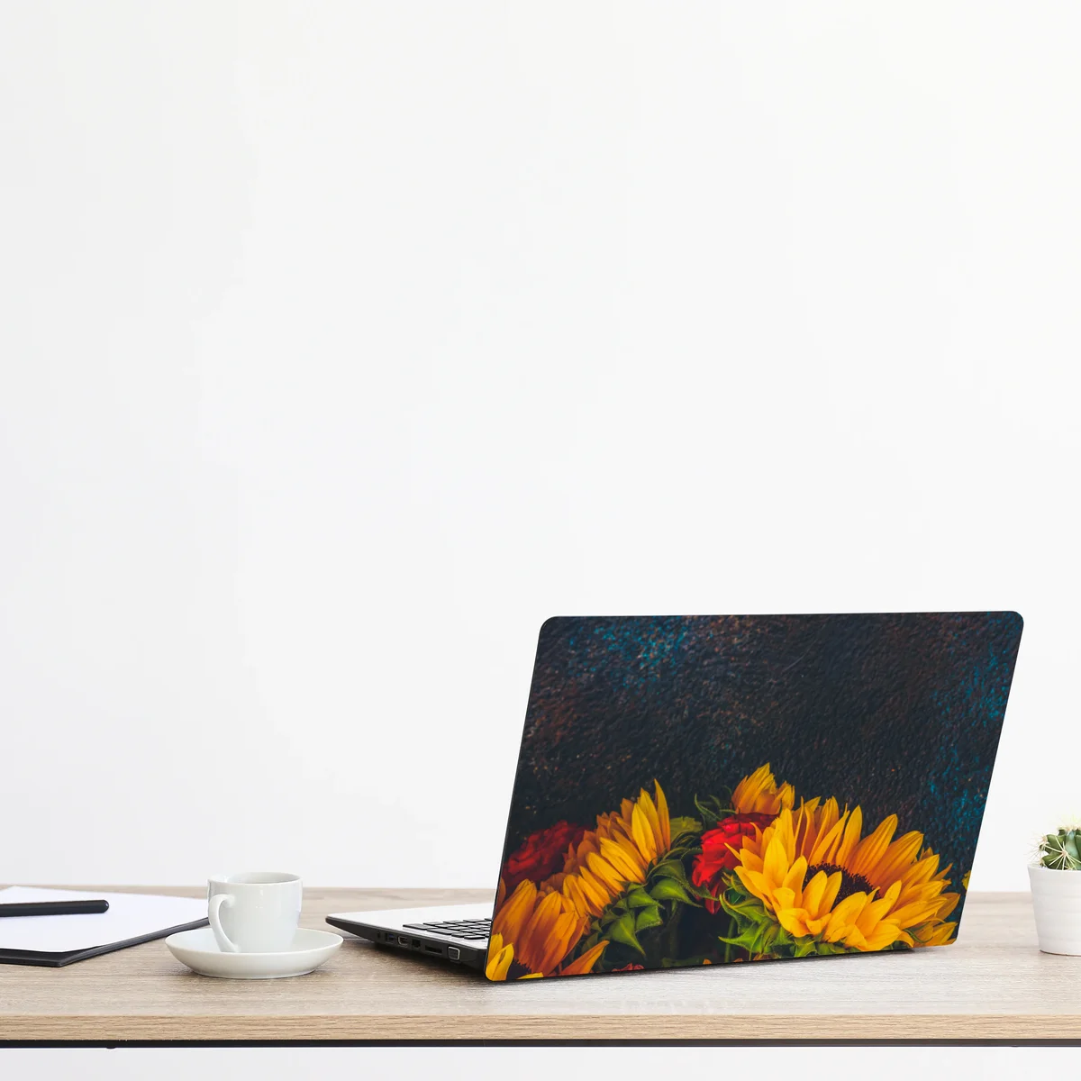 Laptop-Aufkleber lebendiger sonnenblumenstrauß vor dunklem hintergrund Laptop-Aufkleber lebendiger sonnenblumenstrauß vor dunklem hintergrund