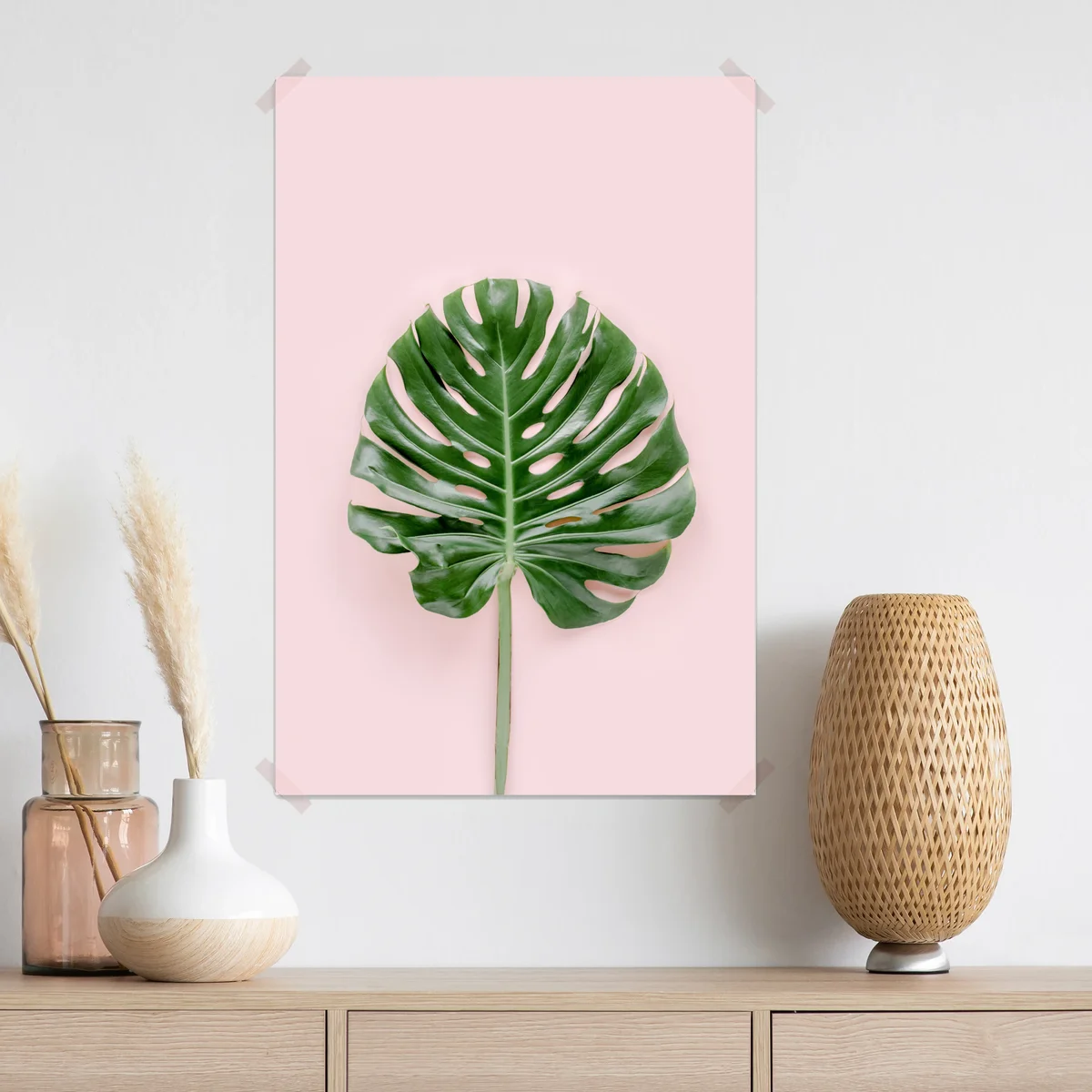 Poster monstera-blatt auf pastell-rosa hintergrund Poster monstera-blatt auf pastell-rosa hintergrund