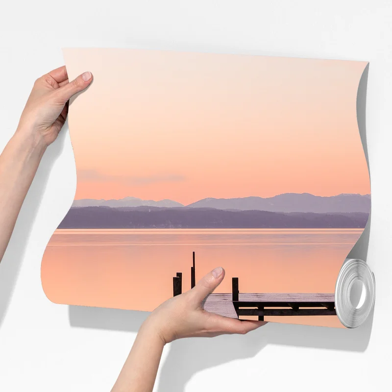 Fototapete ruhiger steg im frühaufgang über pastellfarbenem see Fototapete ruhiger steg im frühaufgang über pastellfarbenem see