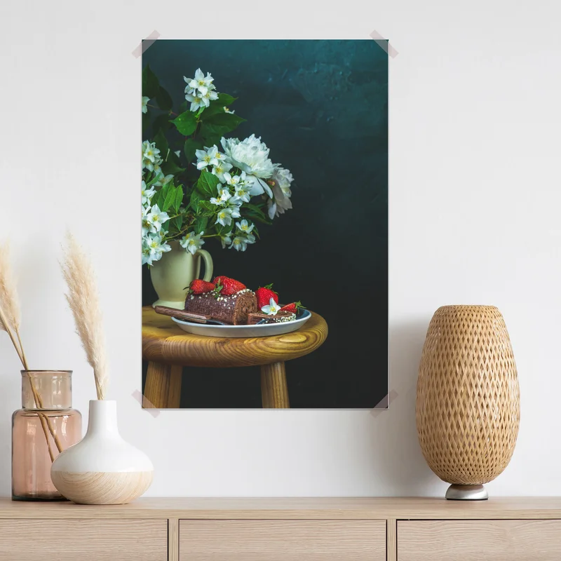 Poster schokoladenrolle mit erdbeeren und weißen blüten Poster schokoladenrolle mit erdbeeren und weißen blüten