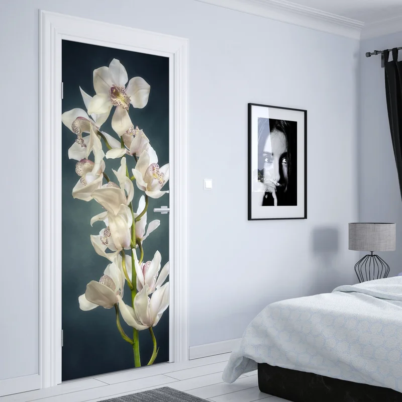 Türaufkleber zarte weiße orchideen vor gedämpftem hintergrund