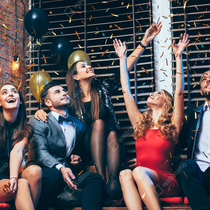 Leinwandbild Freunde werfen Konfetti auf Party • Leinwandbilder bei Wallnifity® Leinwandbild Freunde werfen Konfetti auf Party • Leinwandbilder bei Wallnifity®