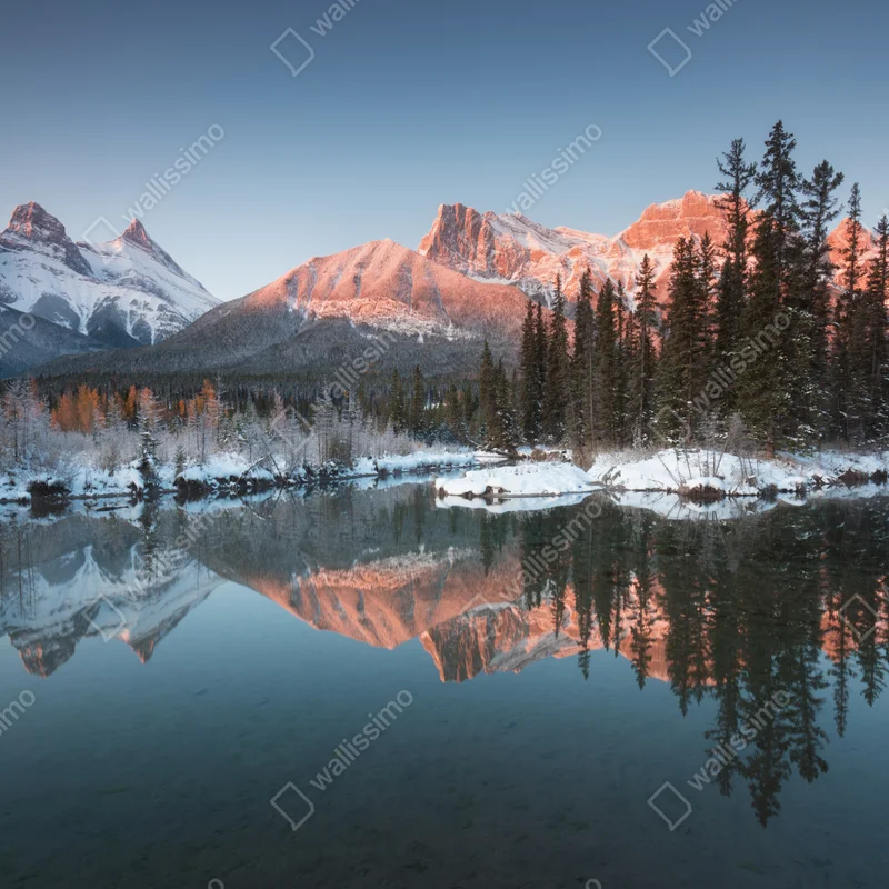 Leinwandbild bergspiegelung im morgendlichen glühen Leinwandbild bergspiegelung im morgendlichen glühen