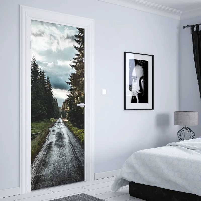 Türaufkleber waldweg durch neblige kiefern Türaufkleber waldweg durch neblige kiefern