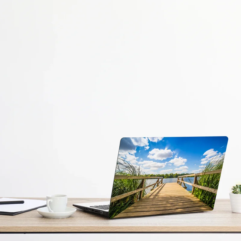 Naklejka na laptopa słoneczny pomost nad jeziorem