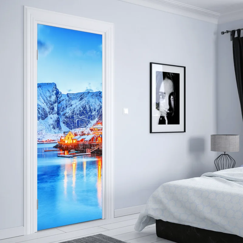 Türaufkleber verschneites küstendorf unter hohen bergen