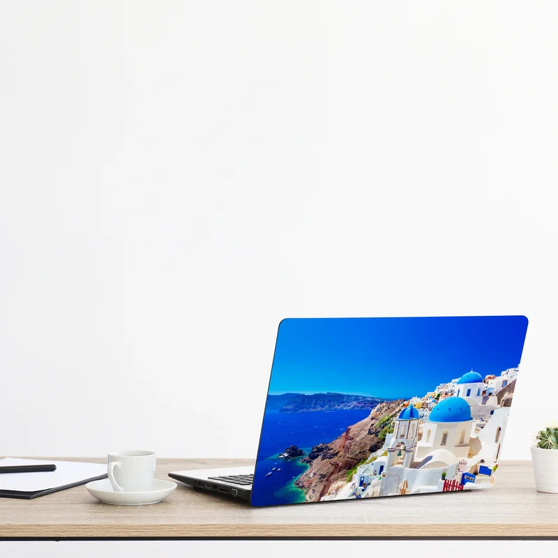 Naklejka na laptopa Santorini niebieskie kopuły nad Morzem Egejskim Naklejka na laptopa Santorini niebieskie kopuły nad Morzem Egejskim