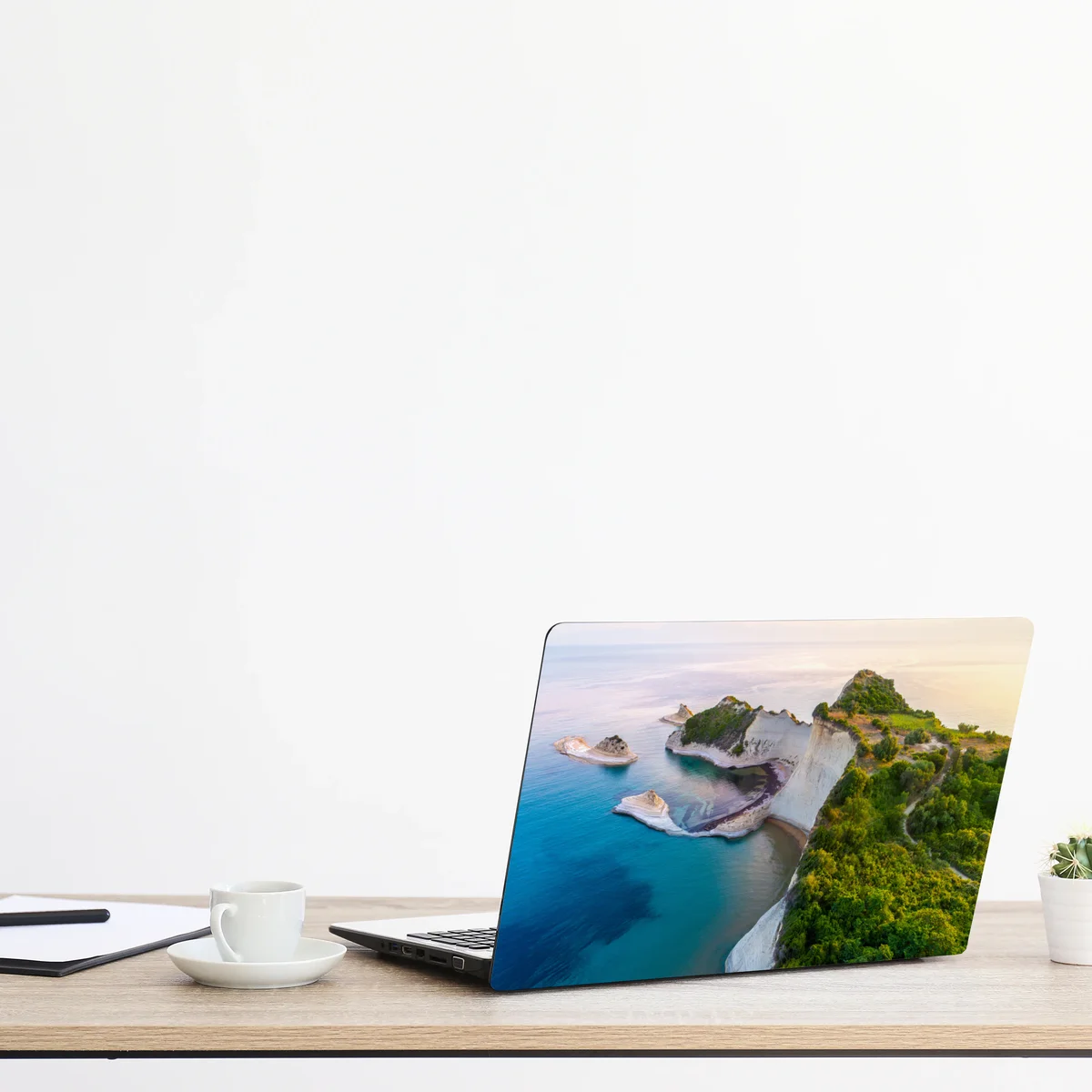 Laptop-Aufkleber luftaufnahme von klippen und türkisfarbenem meer Laptop-Aufkleber luftaufnahme von klippen und türkisfarbenem meer