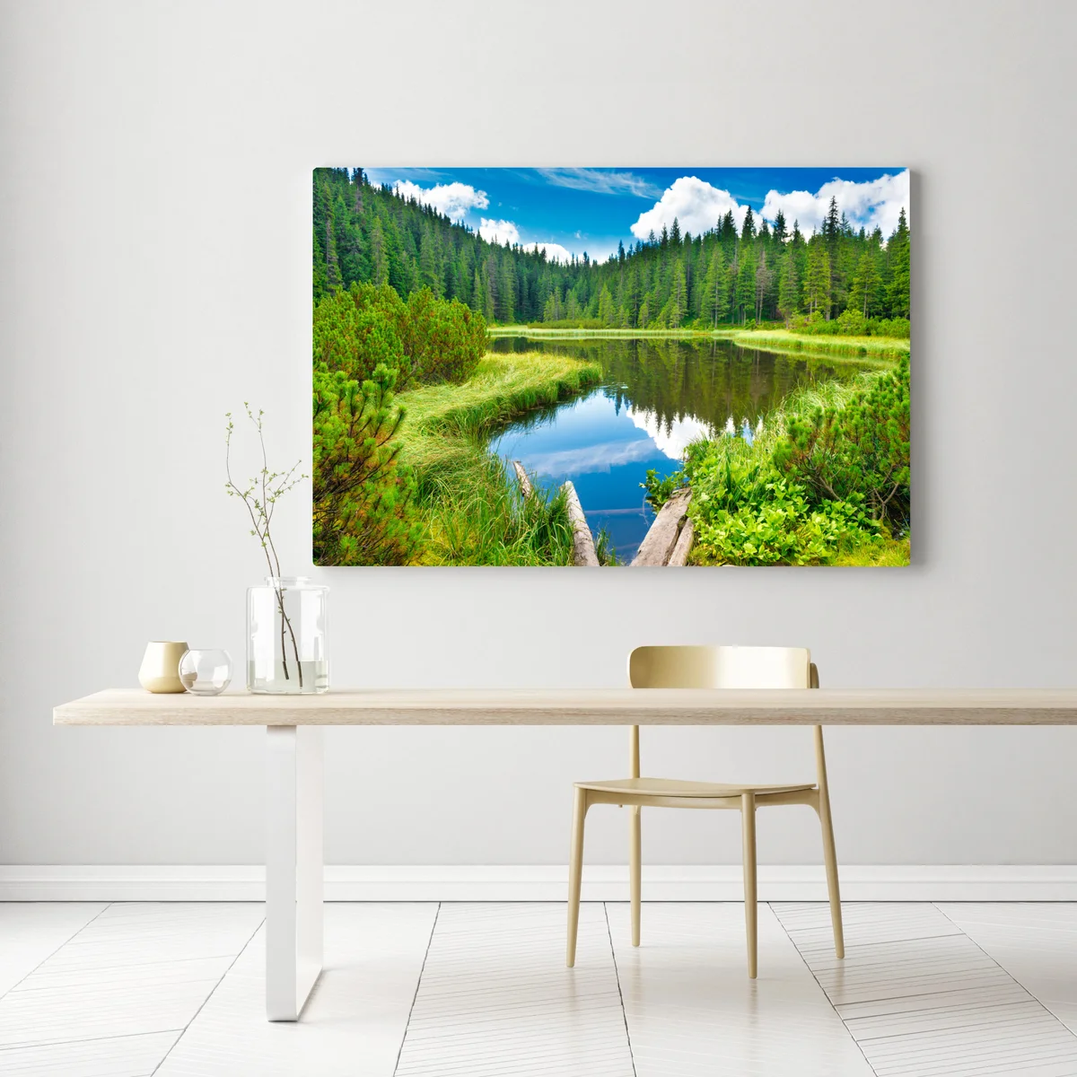 Leinwandbild ruhiger waldsee mit hölzerner brücke Leinwandbild ruhiger waldsee mit hölzerner brücke