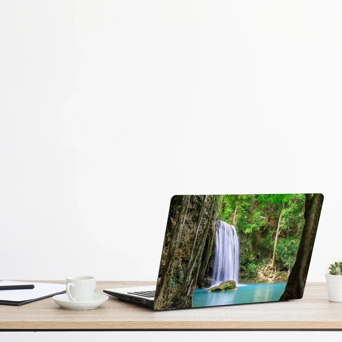 Naklejka na laptopa spokojny wodospad w Parku Narodowym Erawan Naklejka na laptopa spokojny wodospad w Parku Narodowym Erawan