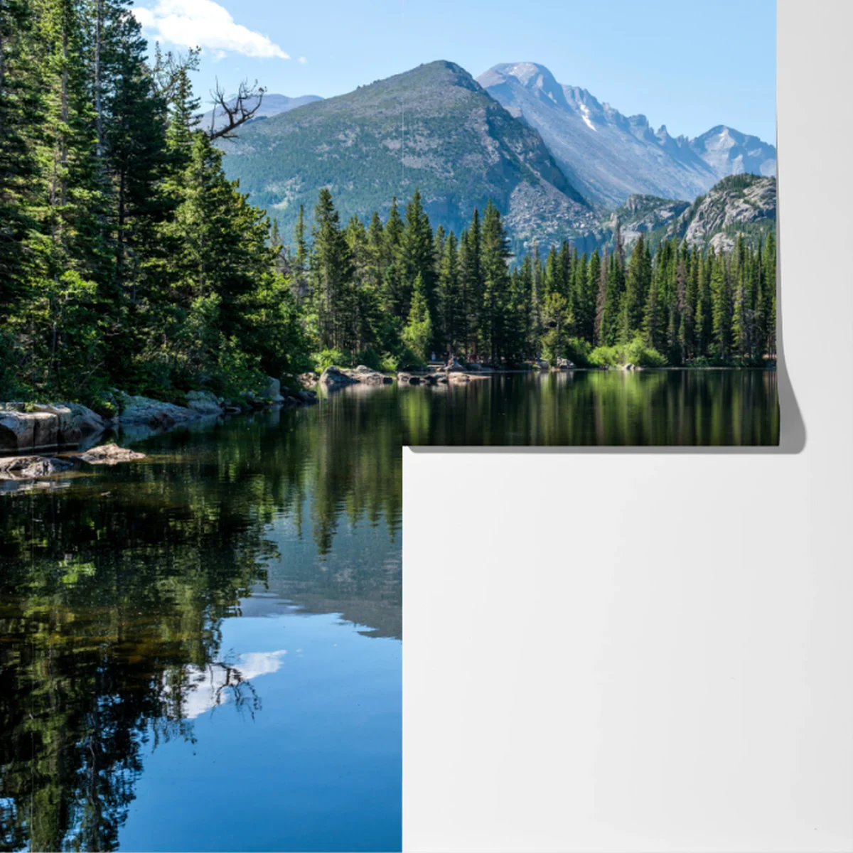 Fototapeta górskie jezioro z odbiciem lasu i szczytów Fototapeta górskie jezioro z odbiciem lasu i szczytów