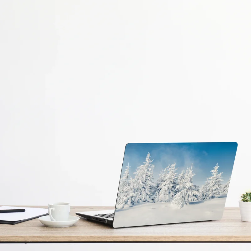 Laptop-Aufkleber panorama verschneiten waldes