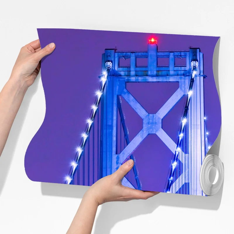 Fototapete beleuchtete hängebrücke und stadtsilhouette bei nacht Fototapete beleuchtete hängebrücke und stadtsilhouette bei nacht