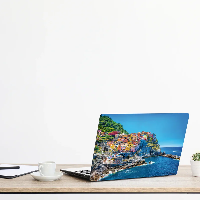 Naklejka na laptopa kolorowa nadmorska wioska na klifie